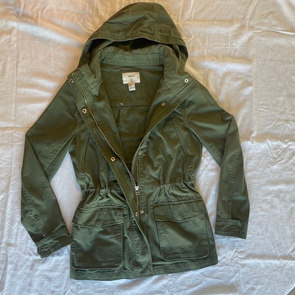 Forever 21 Jackets & Blazers - FOREVER 21 Olive Green Parka Jacket Size Small removable hood